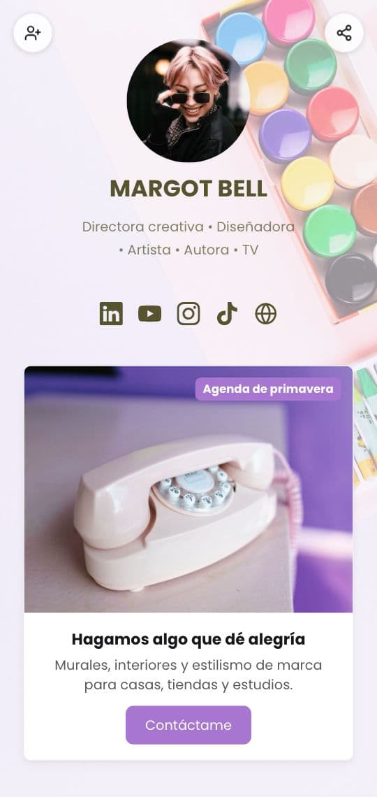 La página de link en la bio de una creadora en KuikCode con íconos de redes sociales, un aviso de reservas y un botón de contacto