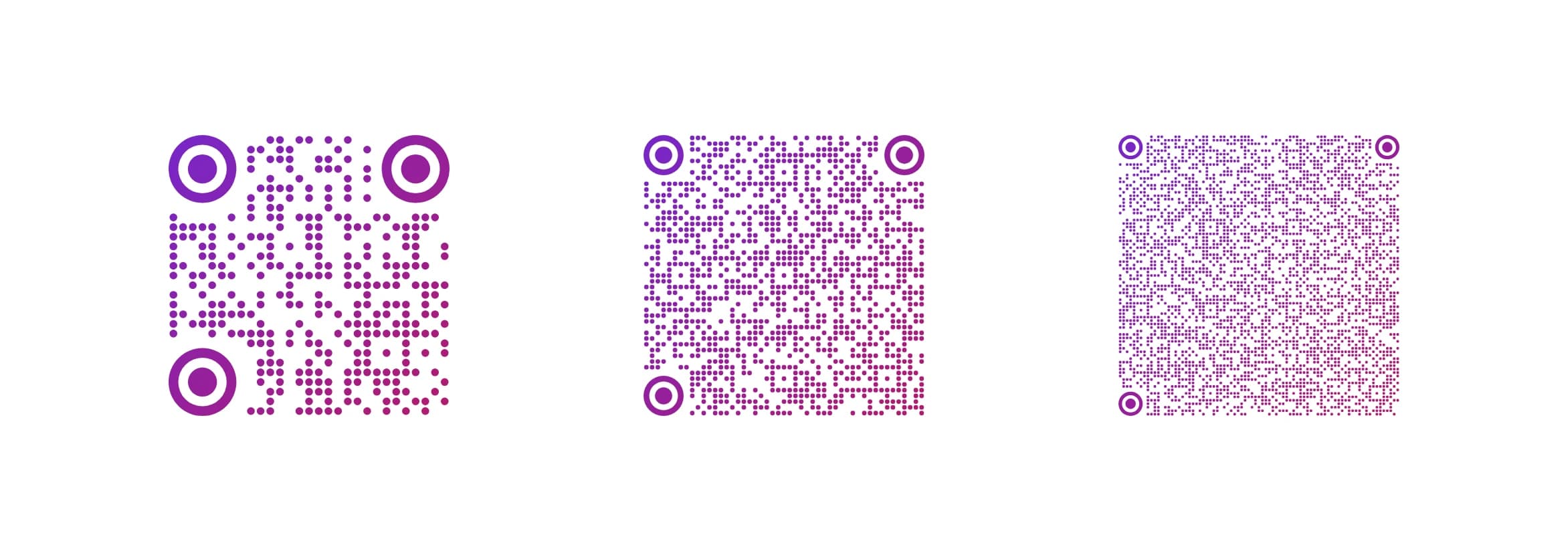Tres códigos QR morados con el mismo mensaje de cumpleaños en tres largos: uno simple con puntos grandes, uno más denso y uno muy denso con puntos diminutos